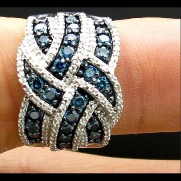 Elegant White Gold Blue Sapphire Wedding Band Ring - Picture 2 of 4